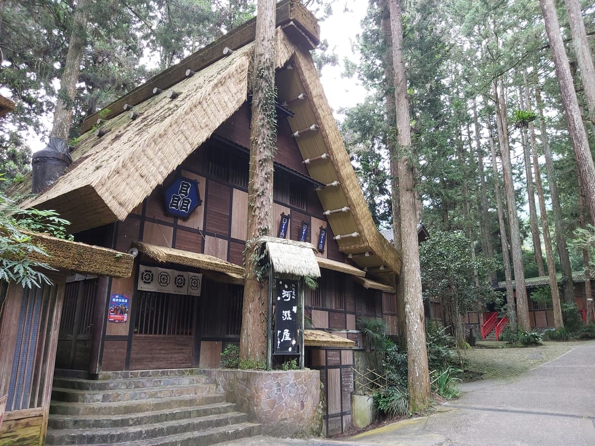 Rote Laternen und japanisch anmutende Holzfassaden im Xitou Monster Village