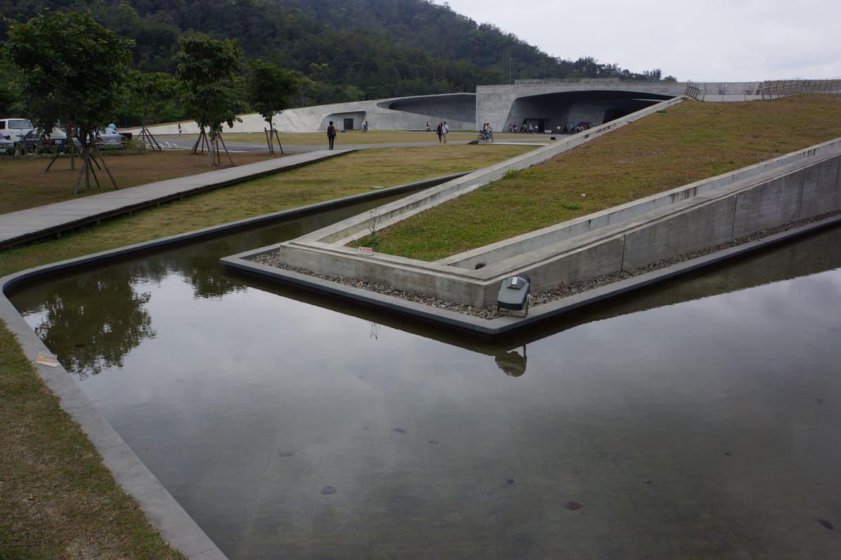 The curved concrete Xiangshan Visitor Center on the lakeshore