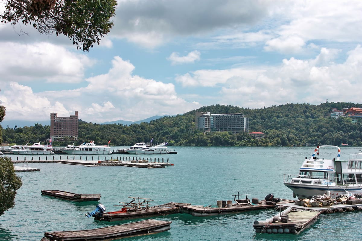 Hotels und Uferpromenade in Shuishe am Sonne-Mond-See