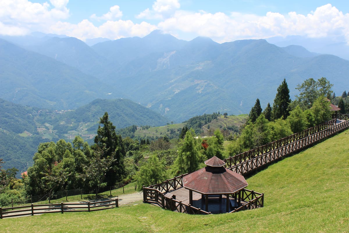 Pavillon mit Blick über die Bergwiesen der Cingjing Farm