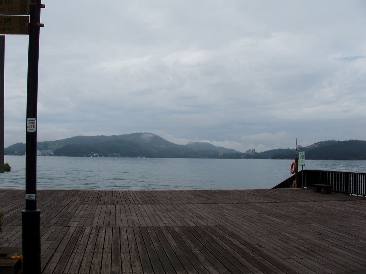 Stilles Wasser und bewaldetes Ufer vom Ita-Thao-Pier aus gesehen