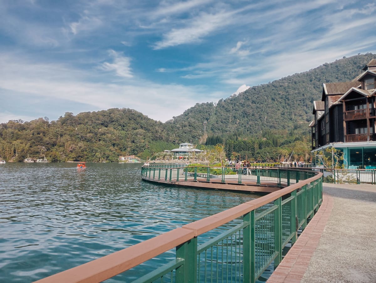 Ruhiges Morgenwasser und grüne Hügel am Sonne-Mond-See in Nantou