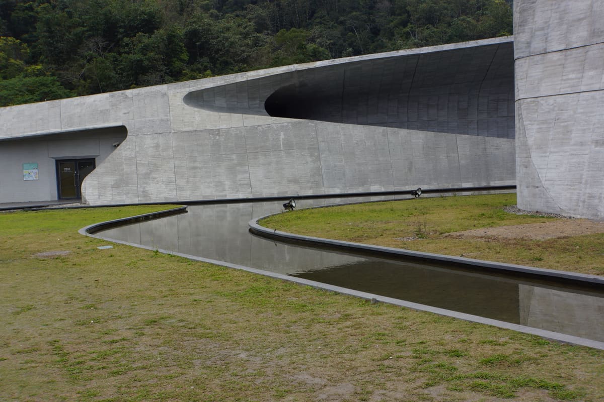 Das geschwungene Besucherzentrum Xiangshan am Sonne-Mond-See